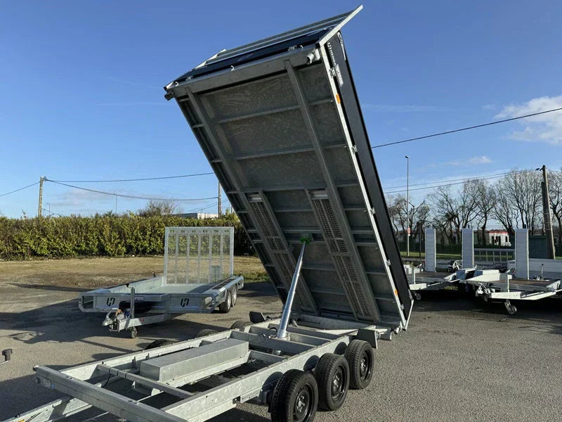 Trois semi-remorques bennes de 3 × 1 800 kg (3,5 t)