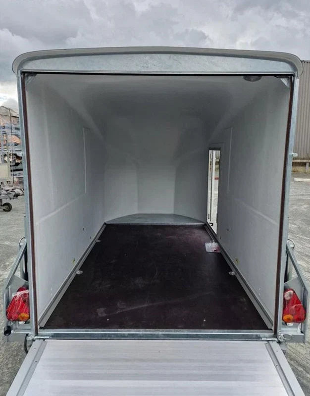 Reboque de carga Pullman Debon 1300 azul com suspensão e porta lateral