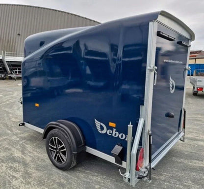 Reboque de carga Pullman Debon 1300 azul com suspensão e porta lateral