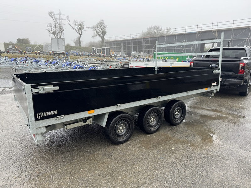Trois semi-remorques bennes de 3 × 1 800 kg (3,5 t)