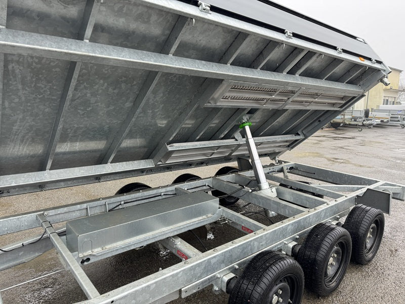 Trois semi-remorques bennes de 3 × 1 800 kg (3,5 t)